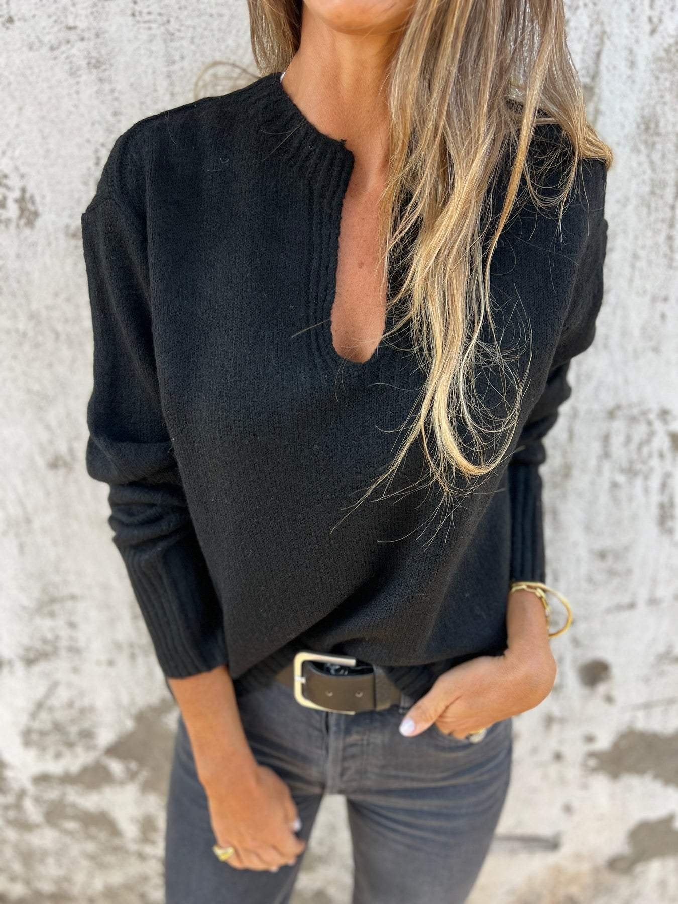 NATALIE – SWETER Z DEKOLTEM W SZPIC
