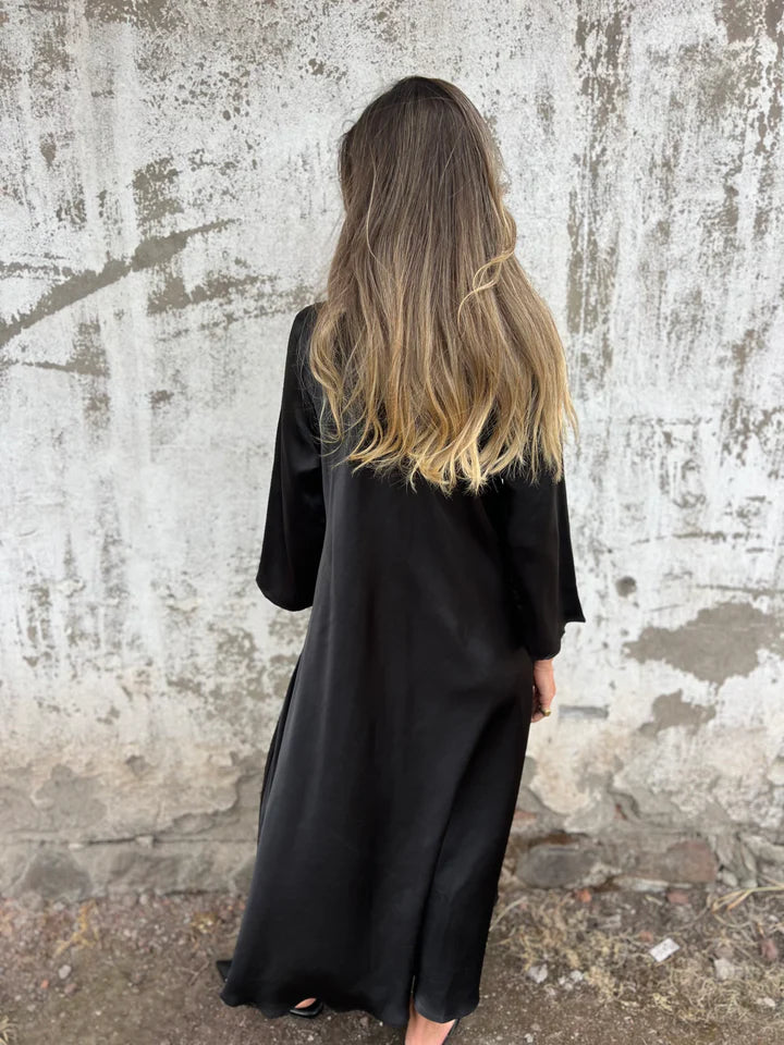 ALEKSANDRA – SATYNOWA SUKIENKA Z DEKOLTEM V