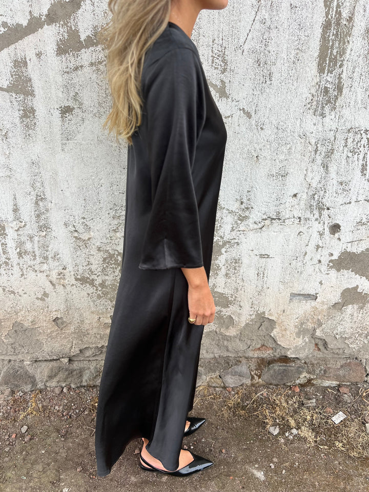 ALEKSANDRA – SATYNOWA SUKIENKA Z DEKOLTEM V