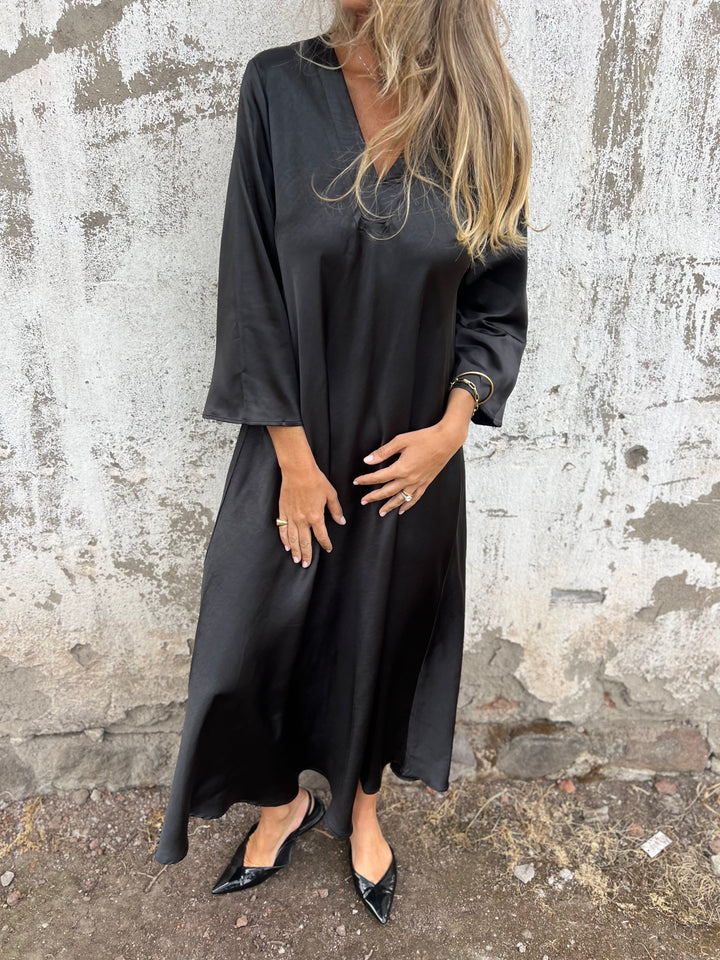 ALEKSANDRA – SATYNOWA SUKIENKA Z DEKOLTEM V