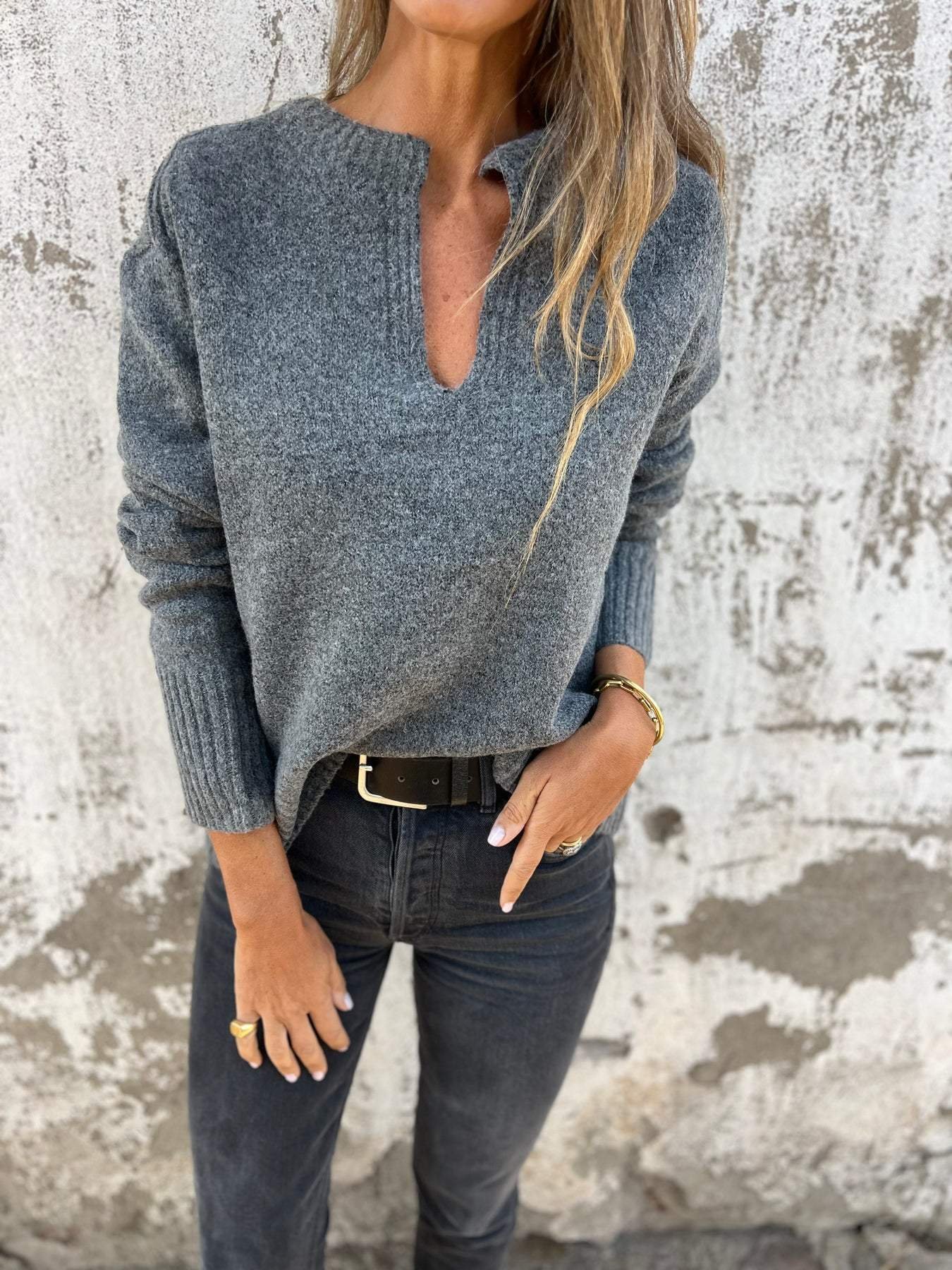 NATALIE – SWETER Z DEKOLTEM W SZPIC