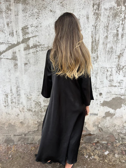 ALEKSANDRA – SATYNOWA SUKIENKA Z DEKOLTEM V