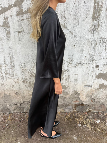 ALEKSANDRA – SATYNOWA SUKIENKA Z DEKOLTEM V